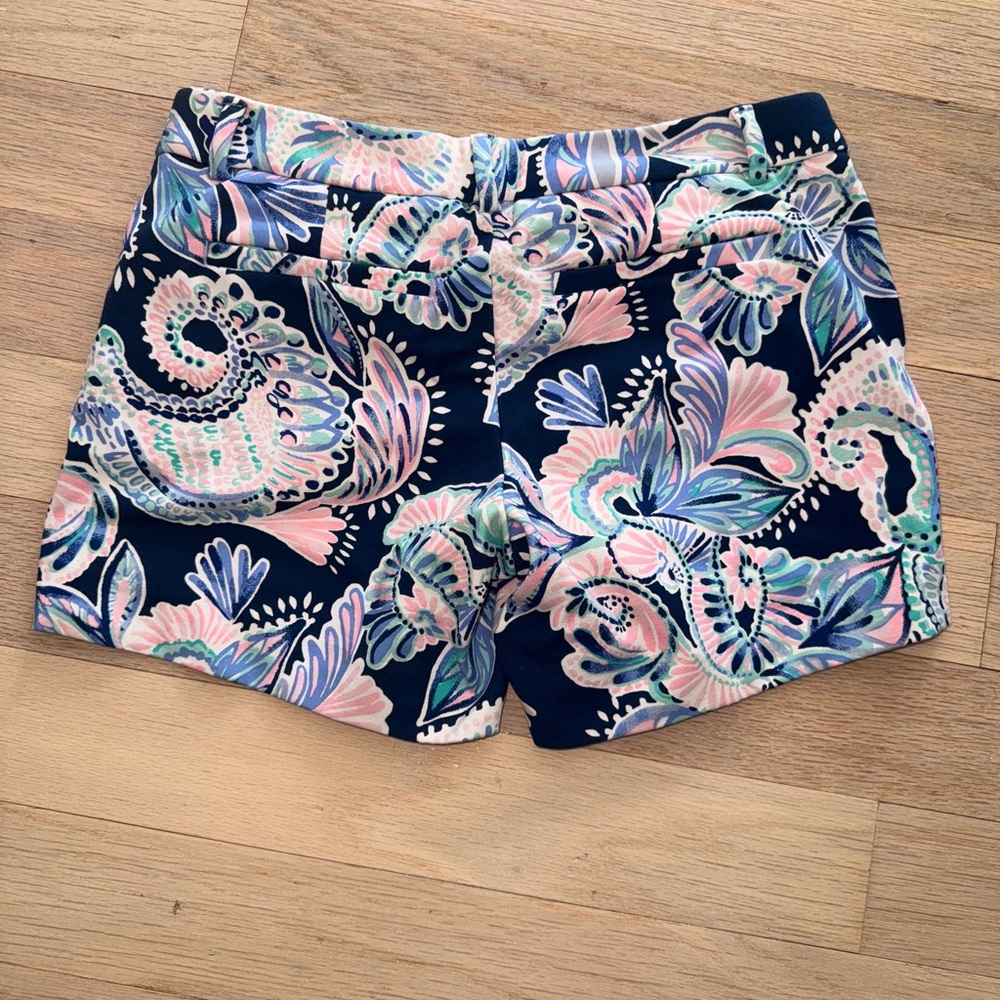 Lilly Pulitzer Floral Patterned Women's Shorts - Picture 2 of 3